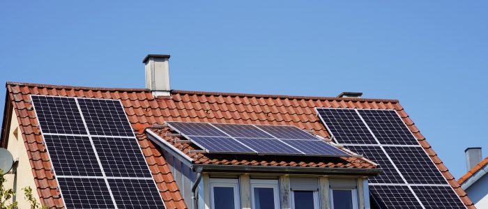 Haus mit Solaranlage auf dem Dach