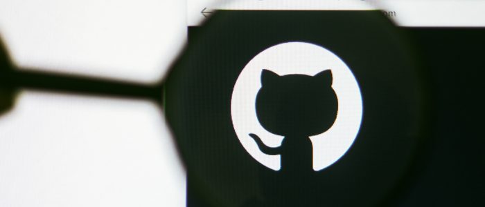 Die Startseite der GitHub-Website durch eine Lupe betrachtet