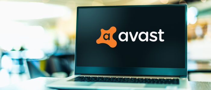 Laptop mit dem Logo von Avast