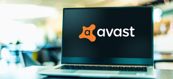 Laptop mit dem Logo von Avast