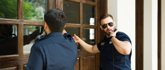 Hausdurchsuchung bei Mullvad VPN. Polizisten klopfen an die Tür. (Symbolbild)