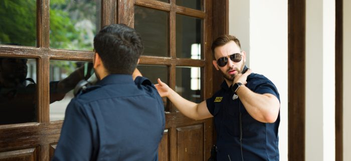 Hausdurchsuchung bei Mullvad VPN. Polizisten klopfen an die Tür. (Symbolbild)