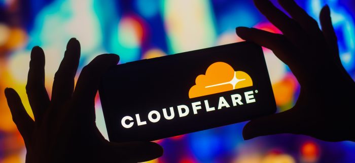 Das Logo von Cloudflare auf einem Smartphone