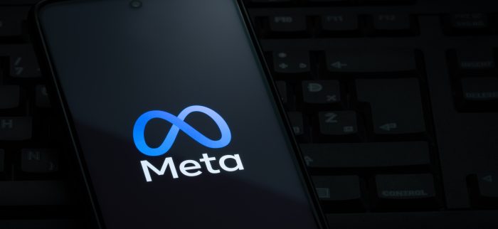 Das Logo von Meta auf einem Handy