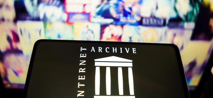 Das Logo des Internet-Archivs auf dem Bildschirm eines Smartphones