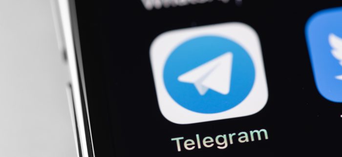 App-Symbol des Messengers Telegram auf dem Display eines Smartphones
