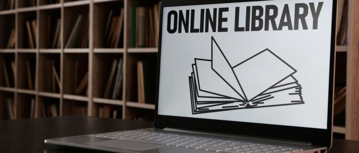 Auf einem Laptop steht "Online-Bibliothek"