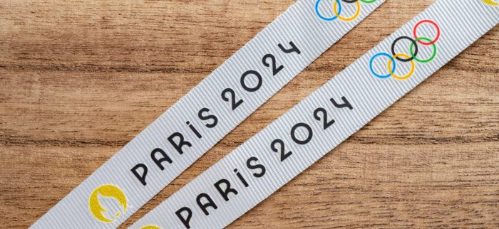 Bänder mit dem Logo der Olympischen Spiele 2024