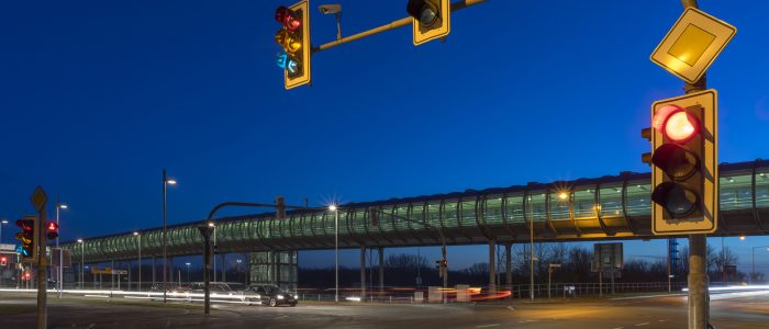 Ampelkreuzung in Hannover am Abend