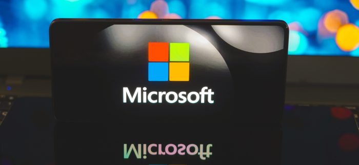 Das Microsoft-Logo wird auf dem Bildschirm eines Smartphones angezeigt