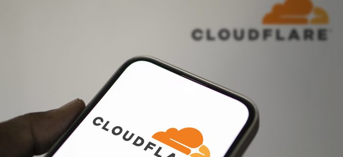 Das Cloudflare-Logo auf dem Smartphone