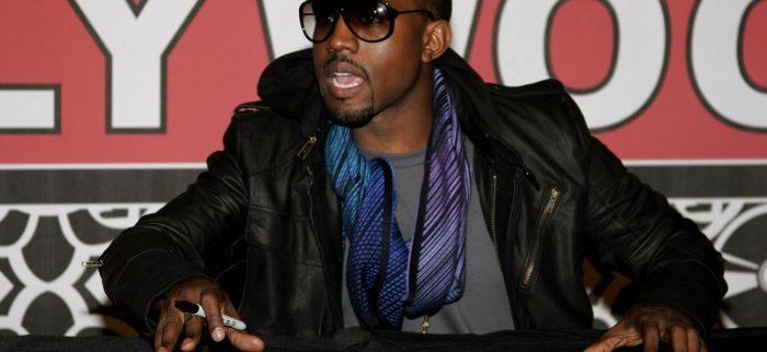 Der Rapper Kanye West gibt Autogramme