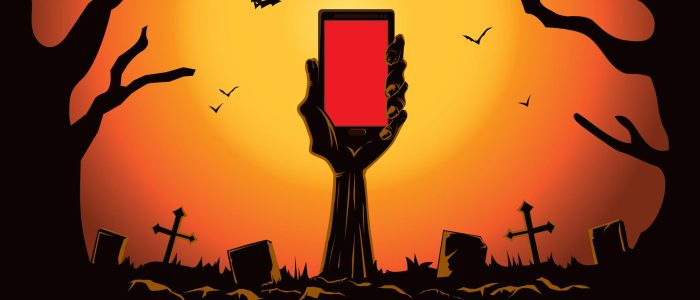 Eine Zombiehand hält ein Smartphone