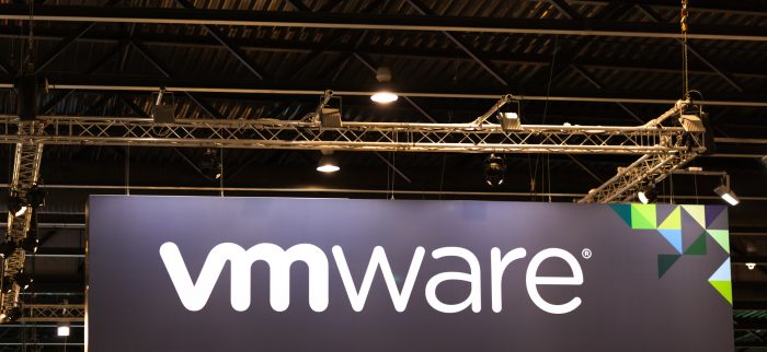 Das Logo von VMware auf einer Messe