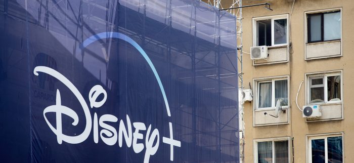 Eine Baustelle mit Disney+-Logo
