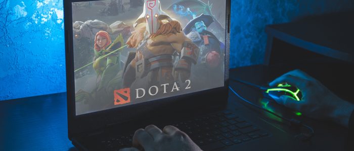 Ein Gamer zockt Dota 2 auf seinem Notebook