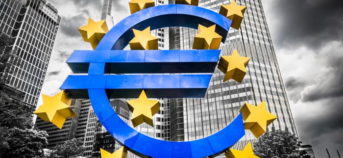 Großes Euro-Zeichen am Hauptsitz der EZB