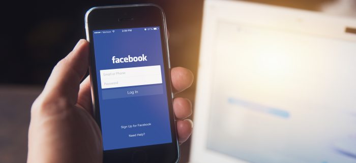 Ein Smartphone mit Login, der Zugang zu einem Facebook-Konto verschafft