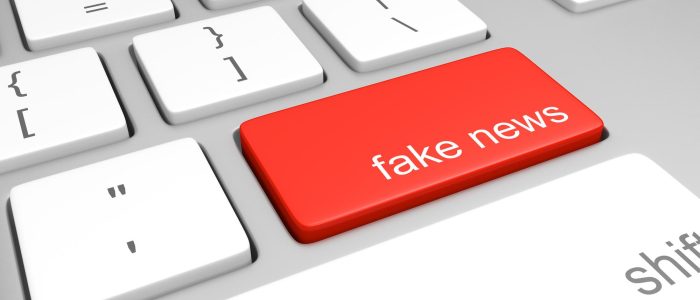 Tastatur mit einer roten Fake-News-Taste