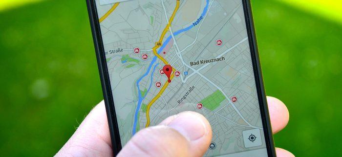 Smartphone mit Navigationsanwendung sammelt Standortdaten, die an Fog Data Science verkauft werden