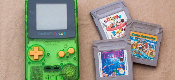 Grüner Game Boy Color mit drei Spielen