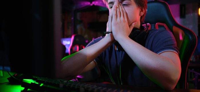 Gamer, der sich gerade beim Download eines PC-Spiels eine Malware eingefangen hat (Symbolbild)