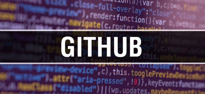 GitHub-Schriftzug mit Quellcode im Hintergrund