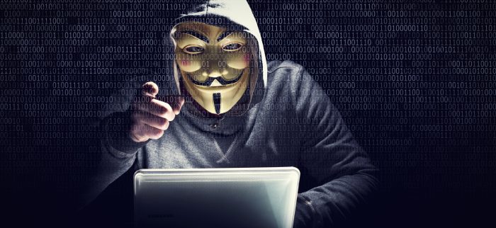 Hacker mit Maske, der gerade Deinen Router übernommen hat (Symbolbild)