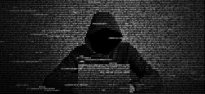 Ein Hacker vor seinem Notebook