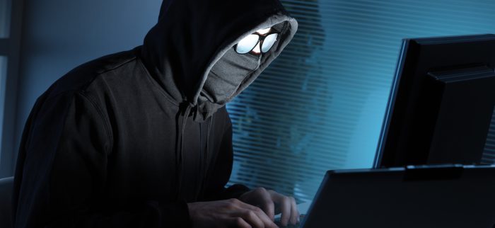 Ein Hacker bereitet gerade seinen Credential Stuffing-Angriff auf PayPal vor (Symbolbild)