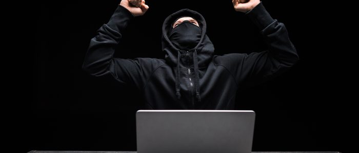 Hacker freut sich, weil er mit der NodeStealer-Malware Dein Facebook-Konto gekapert hat (Symbolbild)