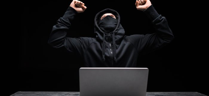 Hacker freut sich, weil er mit der NodeStealer-Malware Dein Facebook-Konto gekapert hat (Symbolbild)