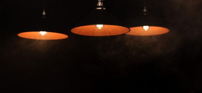 Drei IKEA-Lampen in der Dunkelheit (Symbolbild)