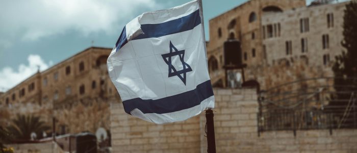 Israel zwingt Amazon und Google zum Gesetzesbruch, Häuser mit israelischer Flagge.