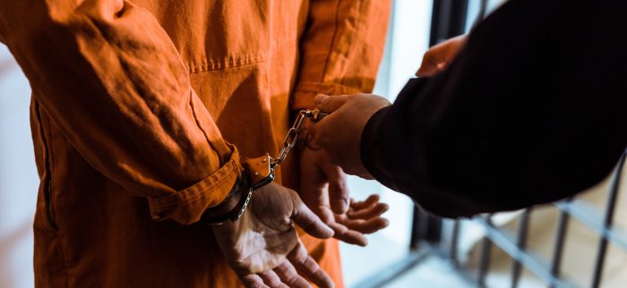 Ein Gefängniswärter führt den Bitcoin-Dieb James Zhong in seine Zelle (Symbolbild)