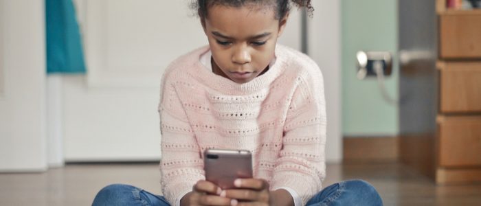 Jütland-Erklärung, Mädchen mit Smartphone