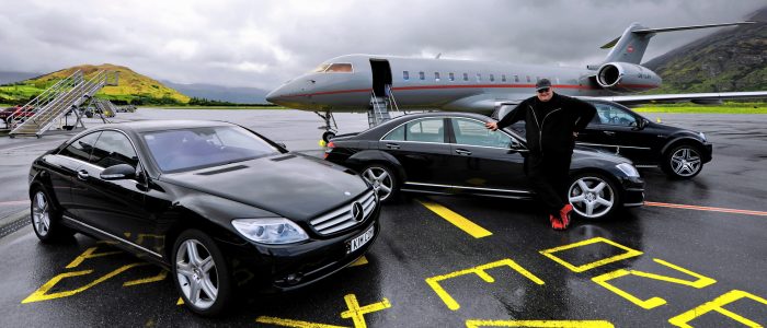 Kim Dotcom posiert mit seinem Jet und seinen Autos