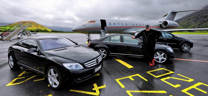 Kim Dotcom posiert mit seinem Jet und seinen Autos