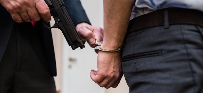 Polizist verhaftet einen Kriminellen, der versucht hat seine Spuren per Krypto-Geldwäsche zu verwischen (Symbolbild)