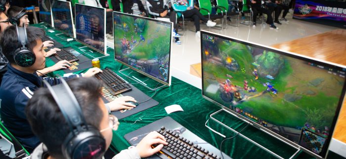 Gamer zocken bei einem Turnier League of Legends, ein Spiel von Riot Games