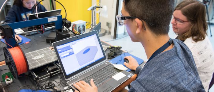 Jemand lernt die Anwendung der CAD- bzw. CAM-Software.