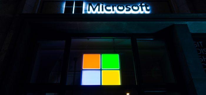 Firmengebäude von Microsoft in Berlin bei Dunkelheit