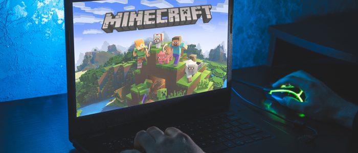 Ein Gamer spielt Minecraft auf seinem Notebook