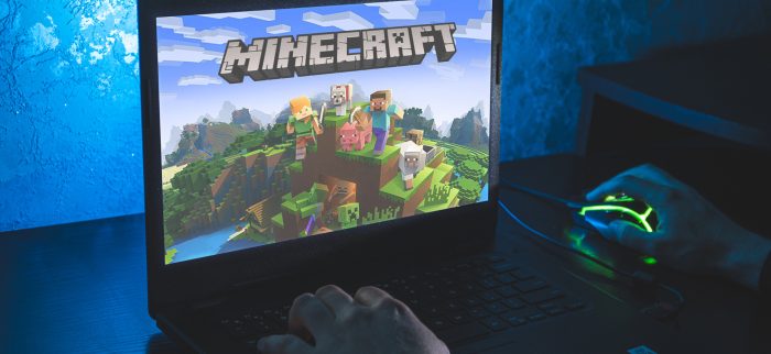Ein Gamer spielt Minecraft auf seinem Notebook