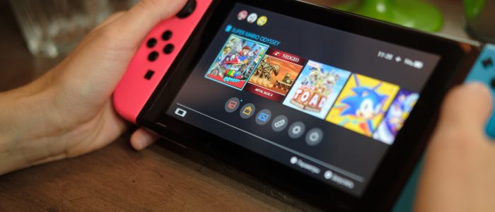 Nintendo Switch mit farbigen Joy-Cons im Einsatz