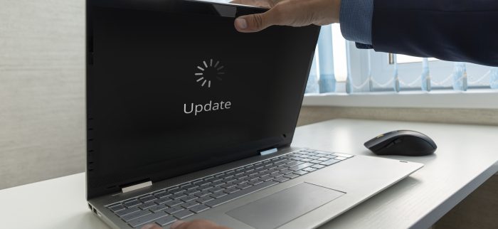 Ein Notebook, das per Secure Boot gesichert ist, installiert ein Windows-Update (Symbolbild)