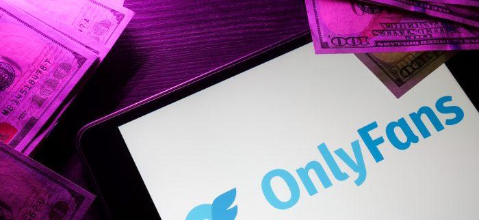 Tablet mit OnlyFans-Logo und Geld