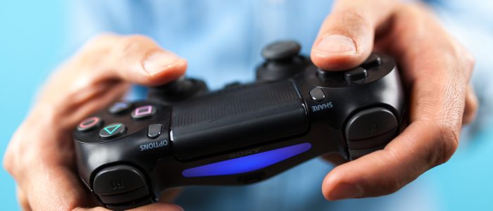 Zwei Hände halten einen PS4-Controller