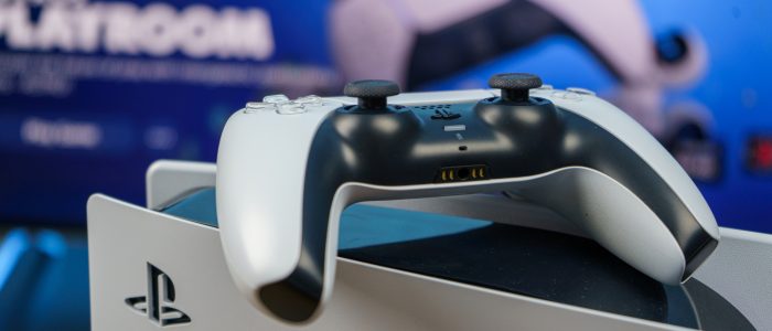 Ein Controller liegt auf einer PS5