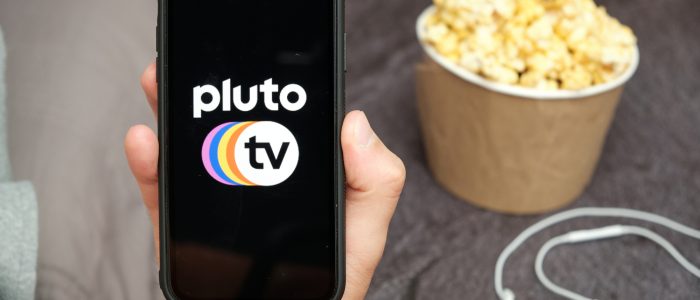 Ein Smartphone mit Pluto TV-Logo